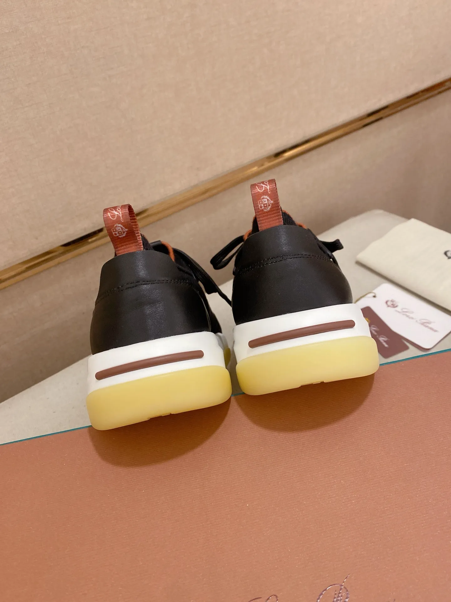 Men's shoes💰: 540💰🔥𝐥𝐨𝐫𝐨 𝐏𝐢𝐚𝐧𝐚 lp classic loafers, an Italian treasure brand, the only brand that can match Hermès! Only after wearing it do we realize that we can’t live up to our feet. The upper is made of imported first-layer cowhide with breathable fly-knit fabric, water-dyed cowhide foot pads, and the official original glass rubber outsole and pendant. Exclusive original packaging (tag ➕ brand paper ➕ outer box ➕ hand bag) code number: 38-44. Can be customized 45-46